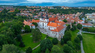 Çek Cumhuriyeti 'nin Trebic kentindeki Saint Prokop Bazilikası' nın gün batımı manzarası.
