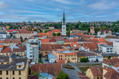 Çek Cumhuriyeti 'nin eski Trebic kentinin günbatımı manzarası.