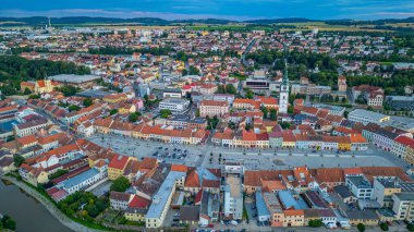 Çek Cumhuriyeti 'nin Trebic kentindeki Karlovo namesti meydanının panorama manzarası.