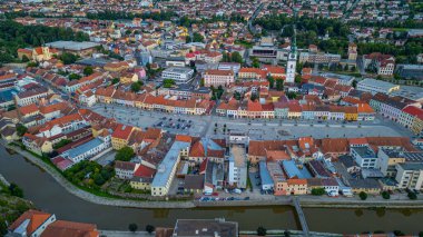 Çek Cumhuriyeti 'nin Trebic kentindeki Karlovo namesti meydanının panorama manzarası.