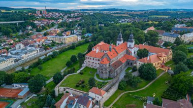 Çek Cumhuriyeti 'nin Trebic kentindeki Saint Prokop Bazilikası' nın gün batımı manzarası.