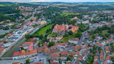 Saint Prokop Bazilikası 'nın günbatımı manzarası ve Çek Cumhuriyeti' nin Trebic kentindeki Yahudi mahallesi.