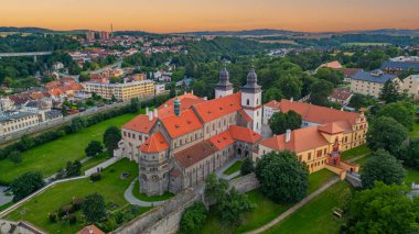 Çek Cumhuriyeti 'nin Trebic kentindeki Saint Prokop Bazilikası' nın gün batımı manzarası.