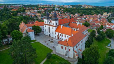 Çek Cumhuriyeti 'nin Trebic kentindeki Saint Prokop Bazilikası' nın gün batımı manzarası.