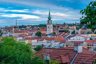 Çek Cumhuriyeti 'nin eski Trebic kentinin günbatımı manzarası.