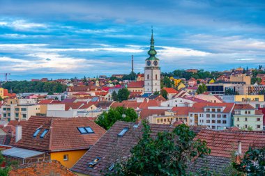 Çek Cumhuriyeti 'nin eski Trebic kentinin günbatımı manzarası.