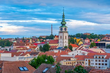 Çek Cumhuriyeti 'nin eski Trebic kentinin günbatımı manzarası.