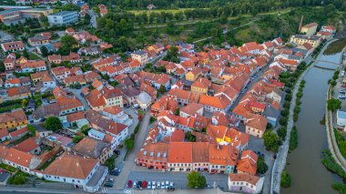 Saint Prokop Bazilikası 'nın günbatımı manzarası ve Çek Cumhuriyeti' nin Trebic kentindeki Yahudi mahallesi.