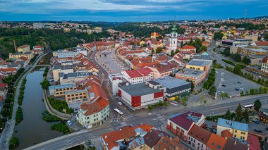 Çek Cumhuriyeti 'nin Trebic kentindeki Karlovo namesti meydanının panorama manzarası.