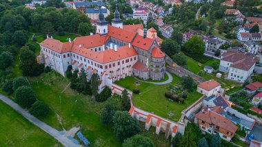 Çek Cumhuriyeti 'nin Trebic kentindeki Saint Prokop Bazilikası' nın gün batımı manzarası.