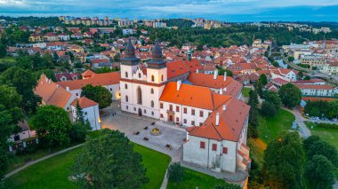 Çek Cumhuriyeti 'nin Trebic kentindeki Saint Prokop Bazilikası' nın gün batımı manzarası.