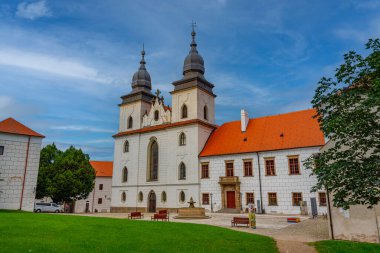 Çek Cumhuriyeti 'nin Trebic kentindeki Saint Prokop Bazilikası' nın gün batımı manzarası.