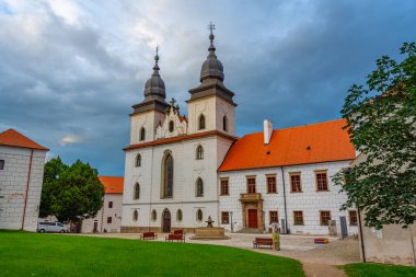 Çek Cumhuriyeti 'nin Trebic kentindeki Saint Prokop Bazilikası' nın gün batımı manzarası.