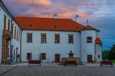 Çek Cumhuriyeti 'nin Trebic kentindeki Saint Prokop Bazilikası' nın gün batımı manzarası.