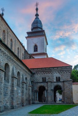 Çek Cumhuriyeti 'nin Trebic kentindeki Saint Prokop Bazilikası' nın gün batımı manzarası.