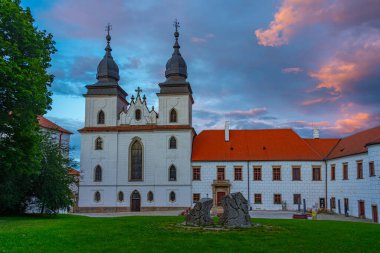 Çek Cumhuriyeti 'nin Trebic kentindeki Saint Prokop Bazilikası' nın gün batımı manzarası.