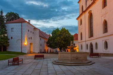 Çek Cumhuriyeti 'nin Trebic kentindeki Saint Prokop Bazilikası' nın gün batımı manzarası.