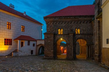 Çek Cumhuriyeti 'nin Trebic kentindeki Saint Prokop Bazilikası' nın gün batımı manzarası.