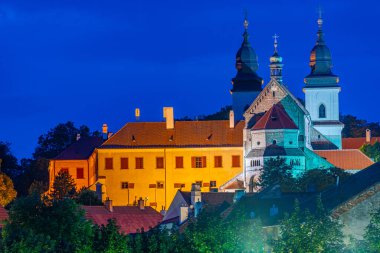 Çek Cumhuriyeti 'nin Trebic kentindeki Jihlava ve Saint Prokop bazilikasının nehir kenarından gün batımı manzarası.