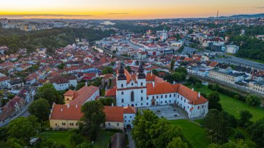 Çek Cumhuriyeti 'nde Trebic' in gündoğumu manzarası.