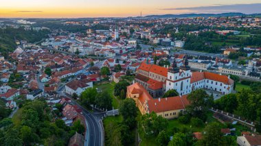 Çek Cumhuriyeti 'nin Trebic kentindeki Aziz Prokop Bazilikasının gündoğumu.