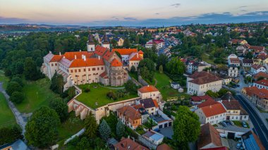 Çek Cumhuriyeti 'nin Trebic kentindeki Aziz Prokop Bazilikasının gündoğumu.