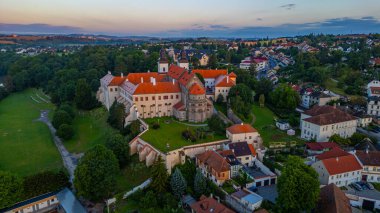 Çek Cumhuriyeti 'nin Trebic kentindeki Aziz Prokop Bazilikasının gündoğumu.