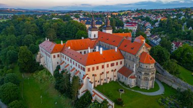 Çek Cumhuriyeti 'nin Trebic kentindeki Aziz Prokop Bazilikasının gündoğumu.