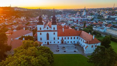 Çek Cumhuriyeti 'nin Trebic kentindeki Aziz Prokop Bazilikasının gündoğumu.