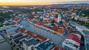 Çek Cumhuriyeti 'nin Trebic kentindeki Karlovo namesti meydanının panorama manzarası.