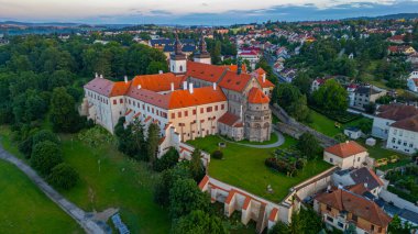 Çek Cumhuriyeti 'nin Trebic kentindeki Aziz Prokop Bazilikasının gündoğumu.