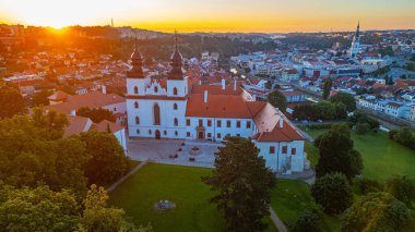 Çek Cumhuriyeti 'nin Trebic kentindeki Aziz Prokop Bazilikasının gündoğumu.