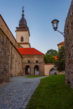 Çek Cumhuriyeti 'nin Trebic kentindeki Saint Prokop Bazilikası' nın gün batımı manzarası.