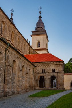 Çek Cumhuriyeti 'nin Trebic kentindeki Saint Prokop Bazilikası' nın gün batımı manzarası.
