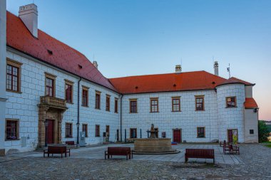 Çek Cumhuriyeti 'nin Trebic kentindeki Saint Prokop Bazilikası' nın gün batımı manzarası.