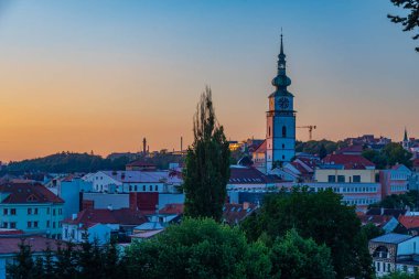 Çek Cumhuriyeti 'nin eski Trebic kentinin günbatımı manzarası.