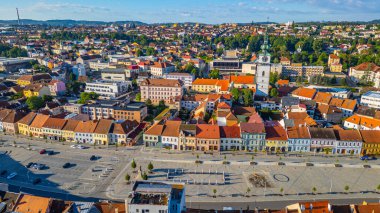 Çek Cumhuriyeti 'nin Trebic kentinde, Karlovo namesti meydanının panorama manzarası.