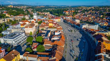 Çek Cumhuriyeti 'nin Trebic kentinde, Karlovo namesti meydanının panorama manzarası.