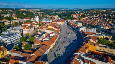 Çek Cumhuriyeti 'nin Trebic kentinde, Karlovo namesti meydanının panorama manzarası.