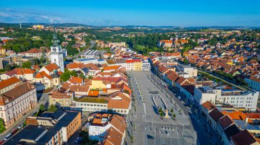 Çek Cumhuriyeti 'nin Trebic kentinde, Karlovo namesti meydanının panorama manzarası.