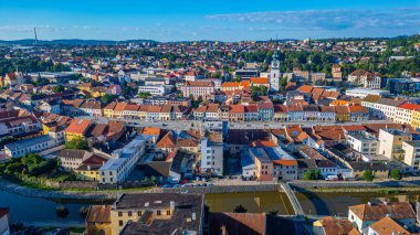 Çek Cumhuriyeti 'nin Trebic kentinde, Karlovo namesti meydanının panorama manzarası.
