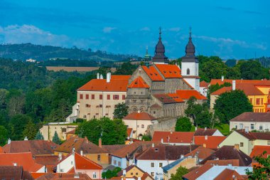 Saint Prokop Bazilikası 'nın Panorama' sı ve Çek Cumhuriyeti 'nin Trebic kentindeki Yahudi mahallesi.