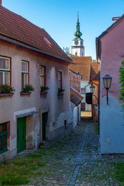 Çek Cumhuriyeti 'nin Trebic kentindeki renkli bir sokakta güneşli bir gün.