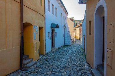 Çek Cumhuriyeti 'nin Trebic kentindeki renkli bir sokakta güneşli bir gün.