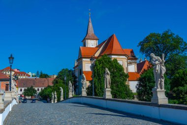 Çek Cumhuriyeti Namest nad Oslavou 'daki Barok taş köprüsü ve kutsal haç kilisesi.