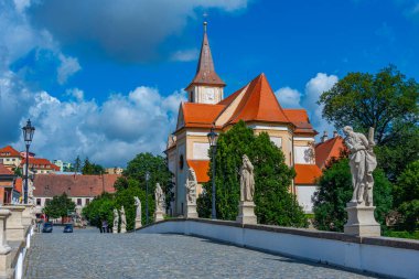 Çek Cumhuriyeti Namest nad Oslavou 'daki Barok taş köprüsü ve kutsal haç kilisesi.