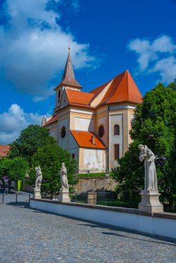 Çek Cumhuriyeti Namest nad Oslavou 'daki Barok taş köprüsü ve kutsal haç kilisesi.