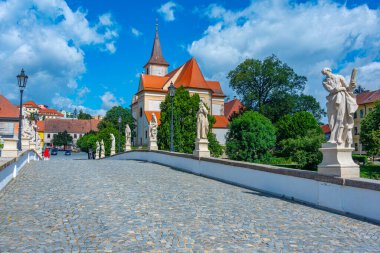 Çek Cumhuriyeti Namest nad Oslavou 'daki Barok taş köprüsü ve kutsal haç kilisesi.