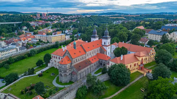 Çek Cumhuriyeti 'nin Trebic kentindeki Saint Prokop Bazilikası' nın gün batımı manzarası.