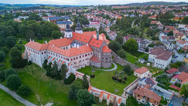 Çek Cumhuriyeti 'nin Trebic kentindeki Saint Prokop Bazilikası' nın gün batımı manzarası.